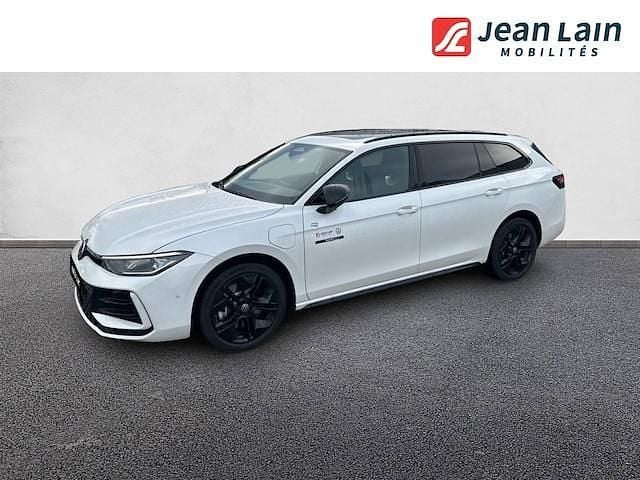 Blanc oryx nacre Occasion 2024 VW Passat R-line Berline | 50 920 € (Prix juste) - Image 1/4
