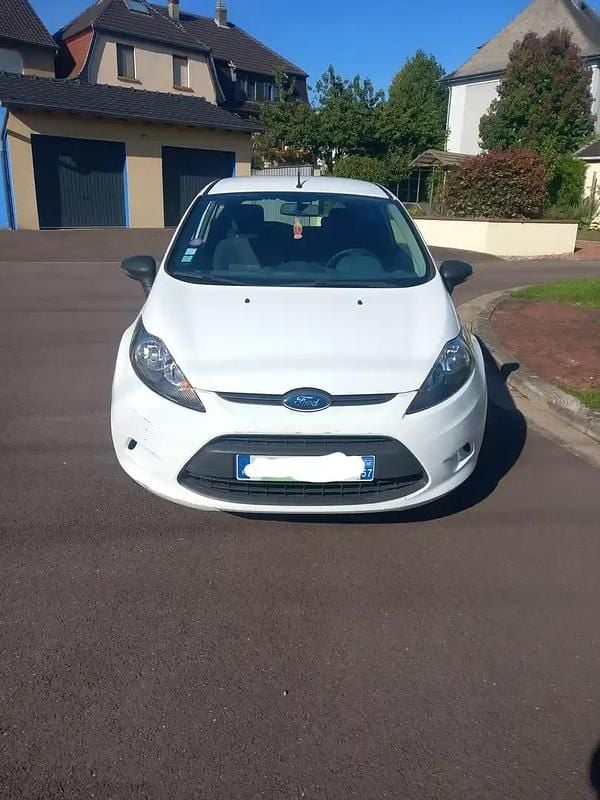 Blanc Utilisé 2009 Ford Fiesta Ambiente Citadine | 4 500 € (Bon prix) - Image 1/4