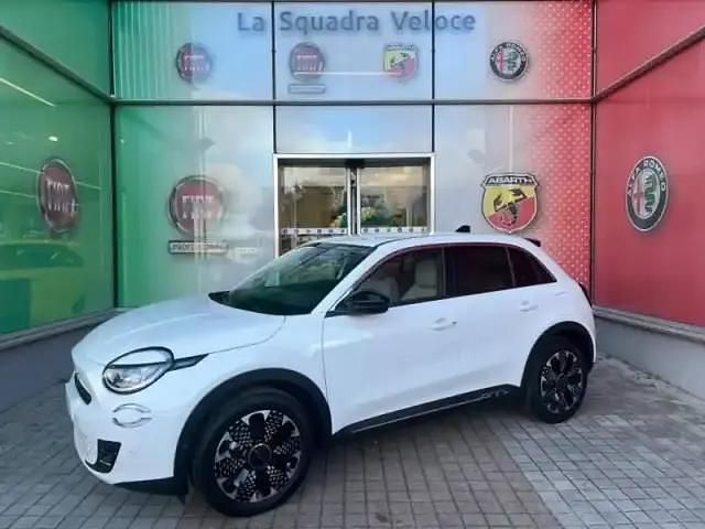 Ice white Occasion 2025 Fiat 600E La Prima SUV | 28 990 € (Prix juste) - Image 1/4