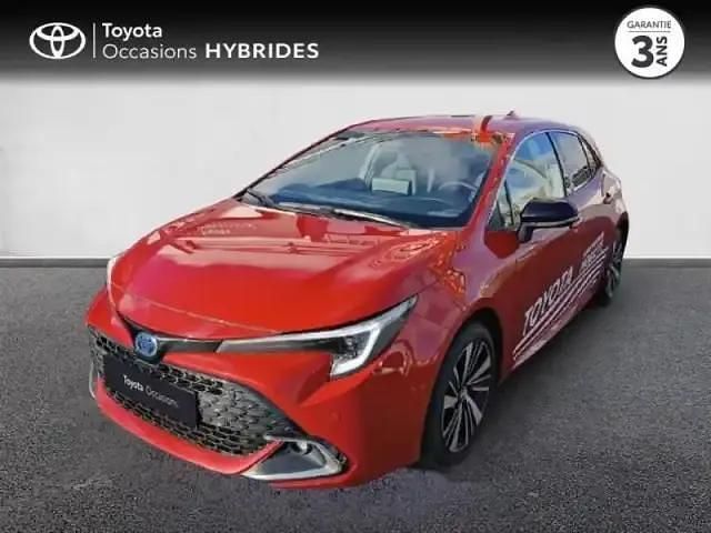 Rouge intense métallisé Occasion 2025 Toyota Corolla Design Berline | 31 990 € (Prix cher) - Image 1/4