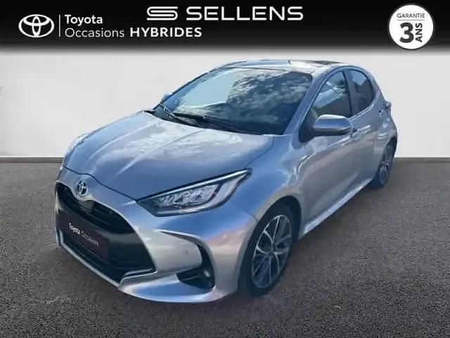 Gris minéral (m) Utilisé 2023 Toyota Yaris Hybrid Berline | 23 990 € (Prix cher) - Image 1/4