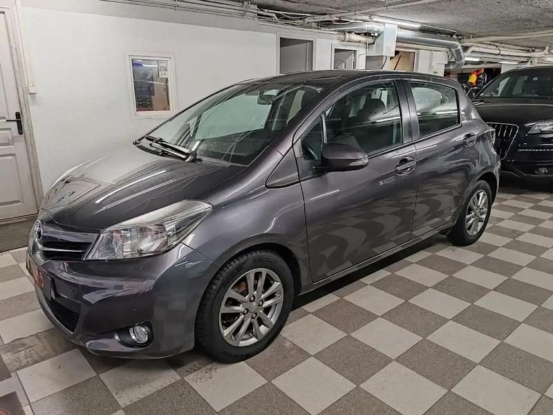 Gris Occasion 2014 Toyota Yaris Lounge Citadine | 8 490 € (Bon prix) - Image 1/4