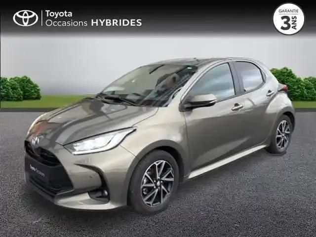 Bronze impérial (m) Occasion 2023 Toyota Yaris Hybrid Design Berline | 20 980 € (Prix juste) - Image 1/4
