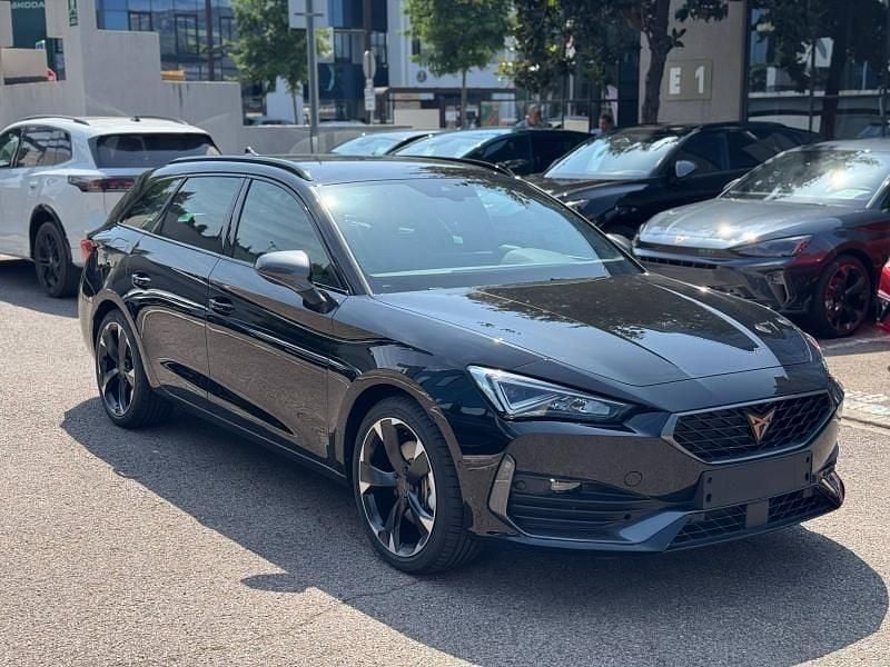 Noir minuit métallisé Nouvelle 2025 Cupra Leon Break | 36 990 € (Prix assez cher) - Image 1/4