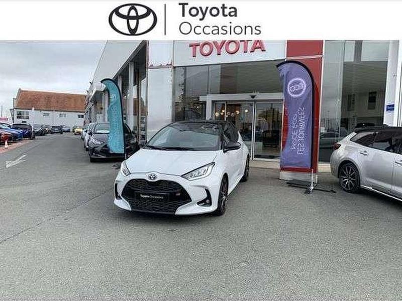 Utilisé 2022 Toyota Yaris Hybrid Sport Berline | 22 780 € (Prix cher) - Image 1/1