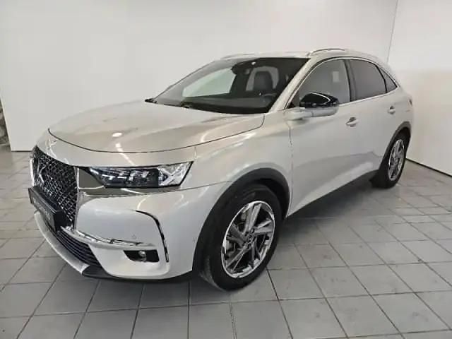 Cristal pearl (n) Utilisé 2021 DS Automobiles DS7 Crossback Grand Chic SUV | 34 990 € (Prix cher) - Image 1/4