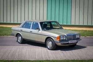 Vert Utilisé 1983 Mercedes E280 Berline | 36 987 € - Image 1/4