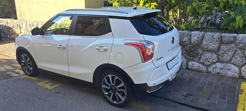 Blanc Occasion 2016 Ssangyong (KGM) Tivoli SUV | 12 500 € - Image 1/4