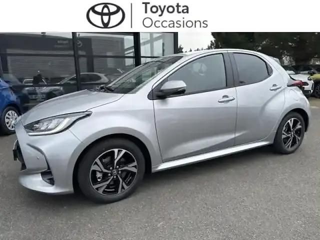 Gris Occasion 2025 Toyota Yaris Hybrid Design Berline | 23 890 € (Prix assez cher) - Image 1/4