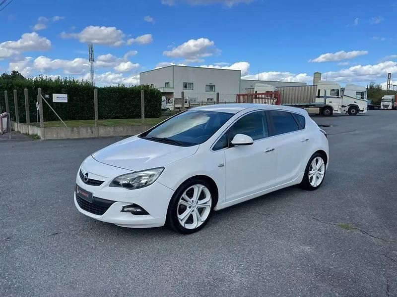 Blanc Occasion 2012 Opel Astra Edition Citadine | 7 990 € (Prix juste) - Image 1/4