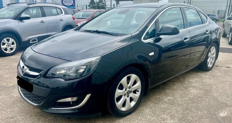 Utilisé 2013 Opel Astra Cosmo Berline | 6 900 € (Prix juste) - Image 1/4