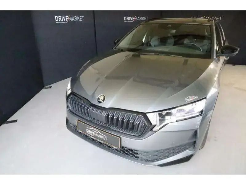 Gris Utilisé 2024 Skoda Octavia SportLine Break | 38 441 € (Prix cher) - Image 1/4