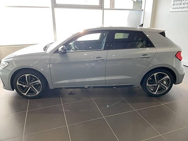 Nouvelle Audi A1 Sportback S-line plus 116 ch (85 kW) 2025 Gris flèche nacré noir mythe métallisé Citadine