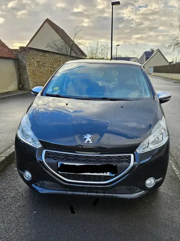 Noir Utilisé 2013 Peugeot 208 Citadine | 6 000 € (Prix juste) - Image 1/4