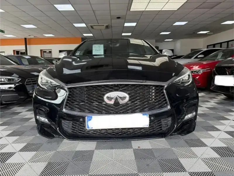 Noir Utilisé 2017 Infiniti Q30 Sport Tech Citadine | 16 990 € - Image 1/4