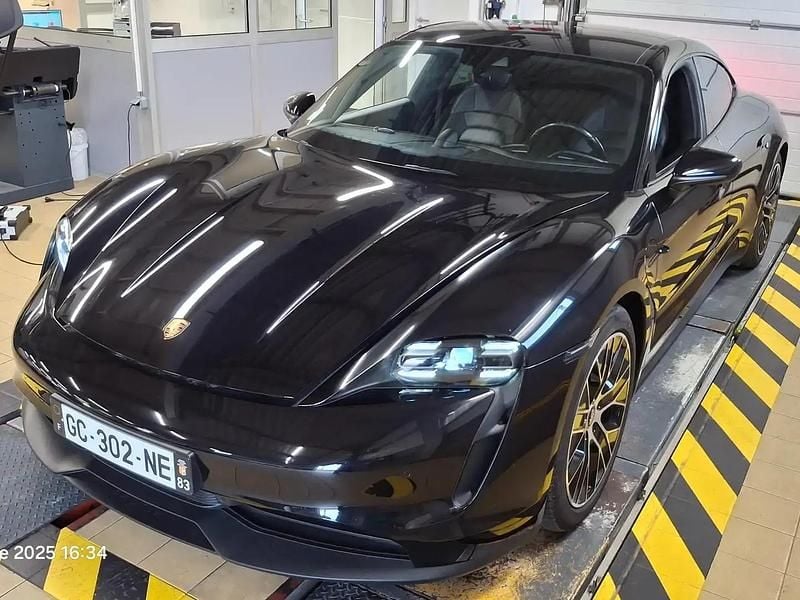 Noir Utilisé 2021 Porsche Taycan Performance Package Berline | 51 990 € (Prix juste) - Image 1/4
