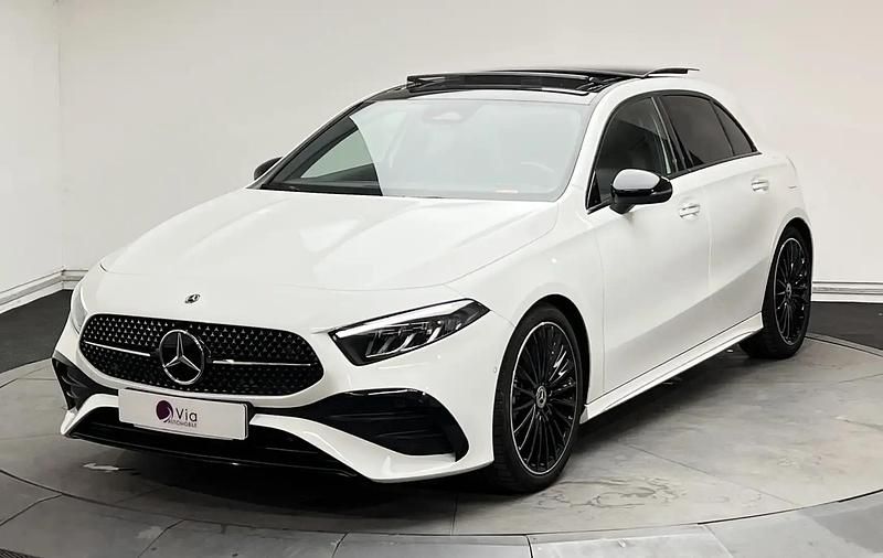 Blanc Utilisé 2024 Mercedes 180 AMG line Berline | 41 990 € - Image 1/4