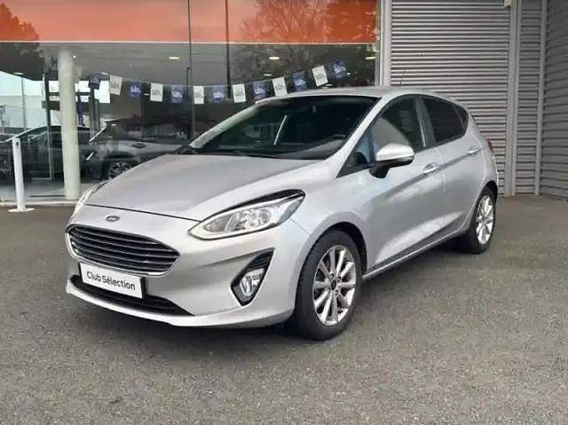 Gris clair Occasion 2019 Ford Fiesta Titanium Berline | 10 490 € (Prix juste) - Image 1/4
