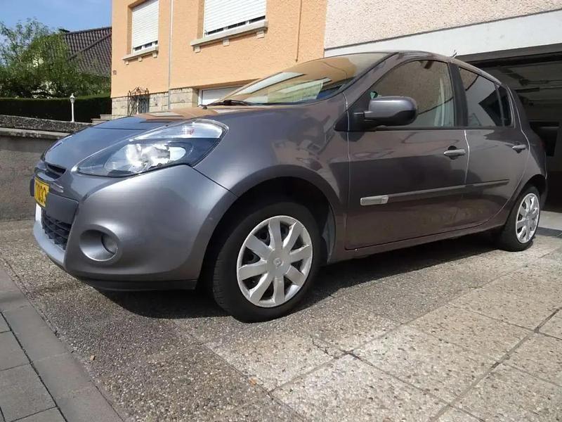 Gris Utilisé 2011 Renault Clio II Citadine | 4 900 € (Prix juste) - Image 1/4