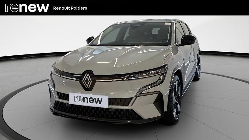 Gris Utilisé 2022 Renault Mégane Equilibre Berline | 20 490 € (Prix juste) - Image 1/4