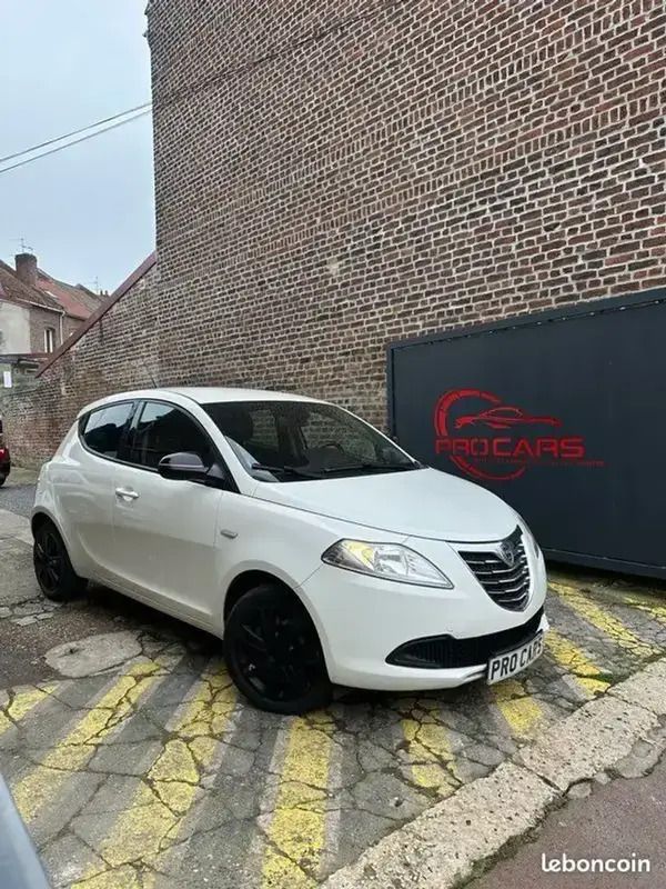 Blanc Utilisé 2013 Lancia Ypsilon Citadine | 4 990 € - Image 1/4