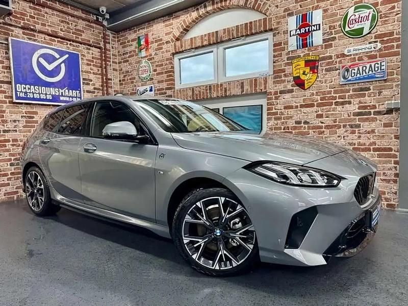 Gris Utilisé 2025 BMW 118 M Sport Citadine | 37 917 € (Prix juste) - Image 1/4