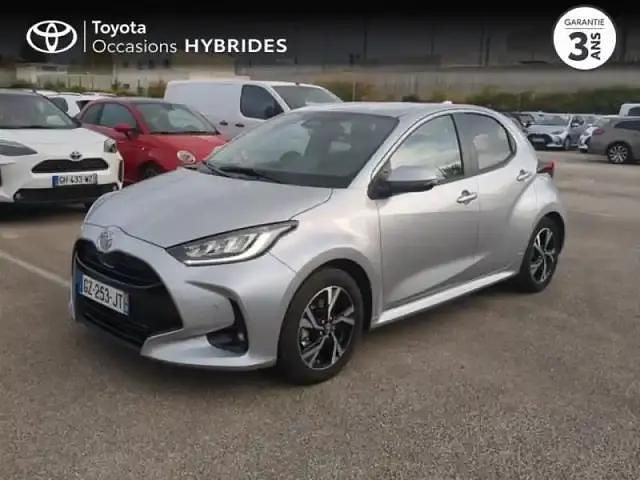 Gris minéral (m) Utilisé 2024 Toyota Yaris Hybrid Design Berline | 21 990 € (Prix juste) - Image 1/4