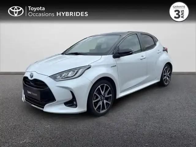Occasion Toyota Yaris Hybrid 116 ch (85 kW) 2021 Biton blanc lunaire / toit noir Berline