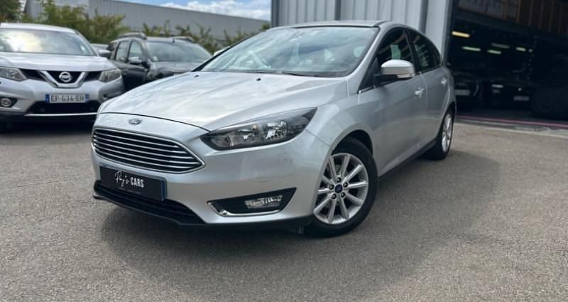 Gris Utilisé 2015 Ford Focus Titanium Berline | 8 990 € (Prix cher) - Image 1/4