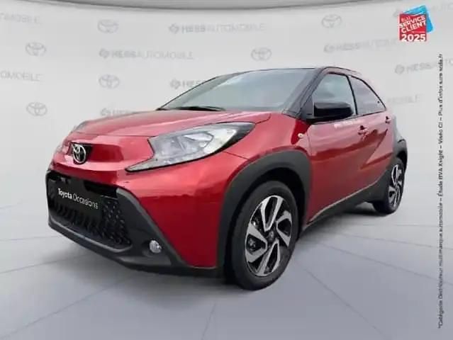 Biton rouge piment premium/toit noir Utilisé 2025 Toyota Aygo X Design SUV | 17 999 € - Image 1/3