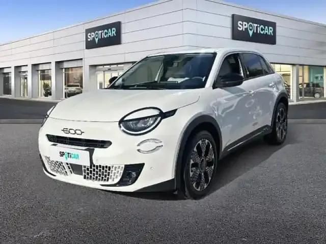 Ice white Utilisé 2024 Fiat 600 La Prima SUV | 21 990 € (Prix juste) - Image 1/4