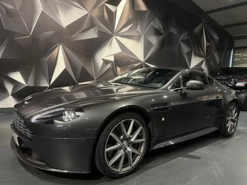 Gris Occasion 2012 Aston Martin V8 Vantage Coupé | 64 990 € (Prix juste) - Image 1/4