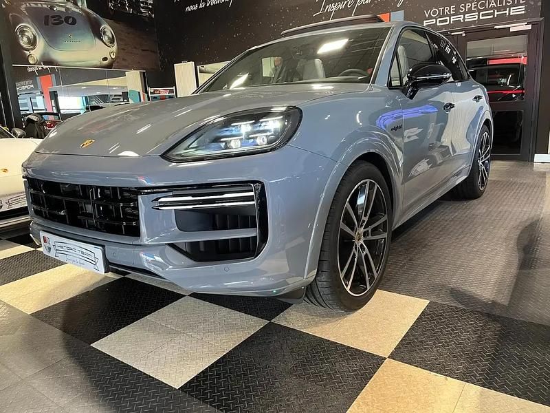 Gris Occasion 2024 Porsche Cayenne Turbo E-Hybrid SUV | 179 900 € - Image 1/4