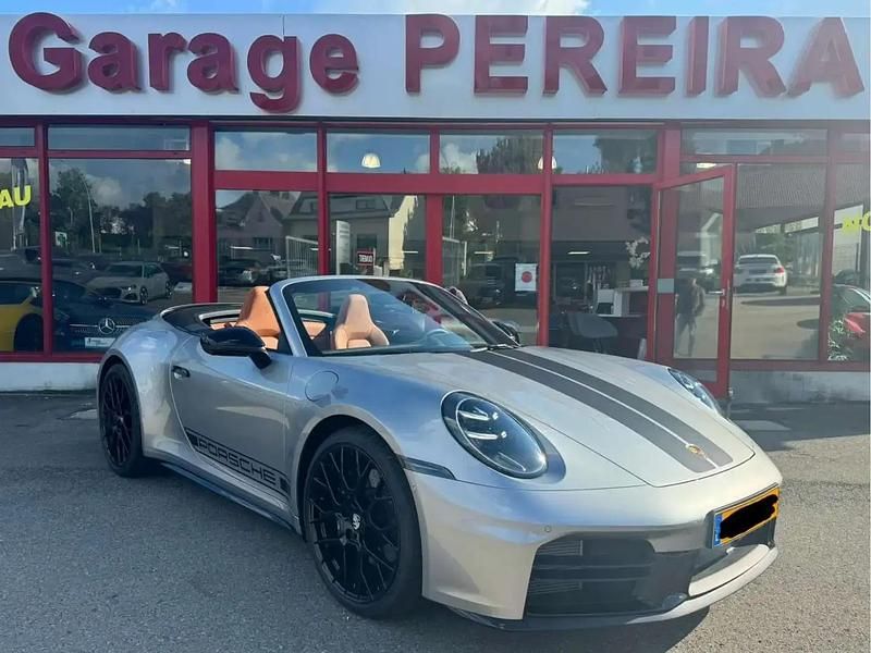 Gris Nouvelle 2025 Porsche 911 Carrera Cabriolet Chrono Cabriolet | 180 410 € - Image 1/4