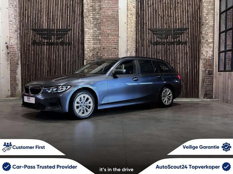 Gris Utilisé 2021 BMW 330e Break | 29 890 € (Prix juste) - Image 1/4