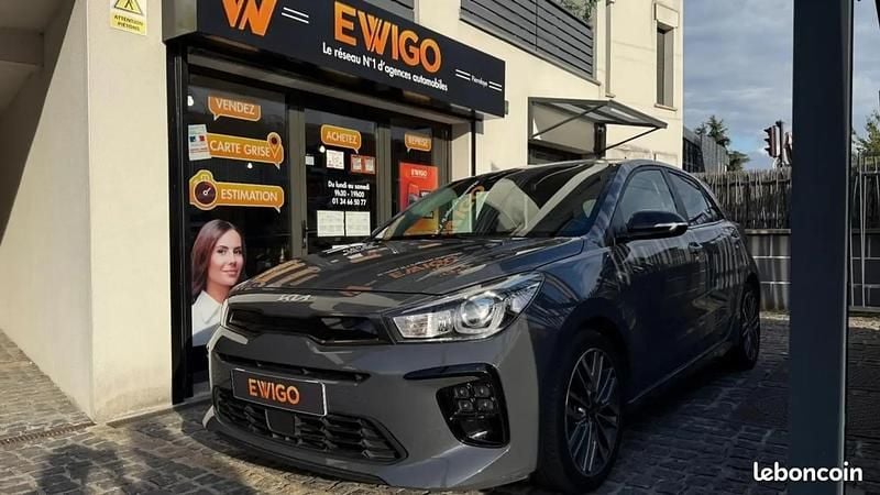 Gris Utilisé 2023 Kia Rio GT-Line Berline | 17 990 € (Prix juste) - Image 1/4