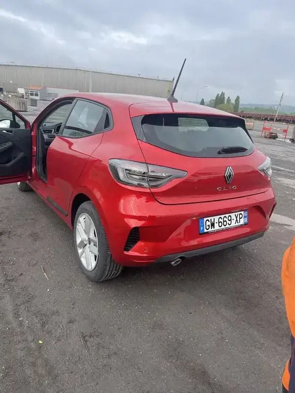 Utilisé 2024 Renault Clio V Evolution Berline | 15 000 € (Bon prix) - Image 1/4
