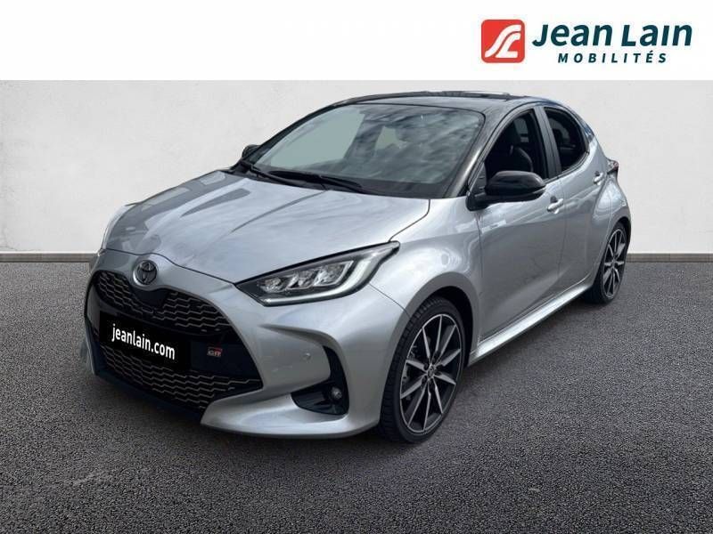 Gris Utilisé 2025 Toyota Yaris Sport Berline | 27 990 € (Prix cher) - Image 1/3