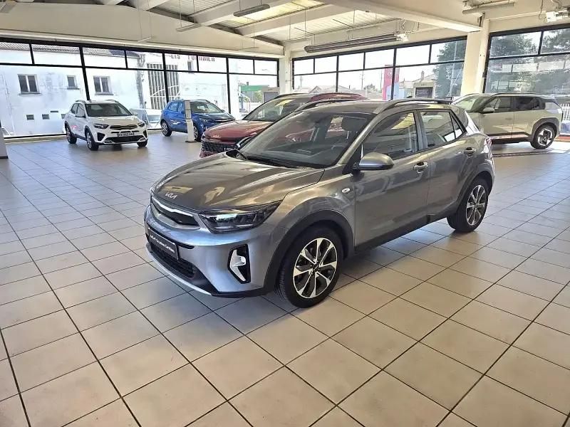 Gris Utilisé 2024 Kia Stonic SUV | 20 990 € (Prix juste) - Image 1/4