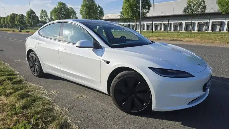 Utilisé 2024 Tesla Model 3 Berline | 33 500 € (Prix juste) - Image 1/4