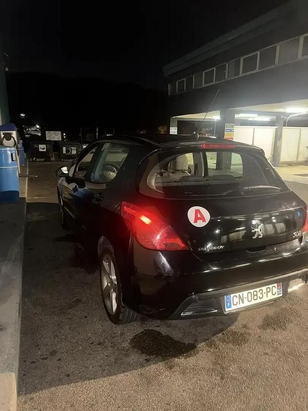 Utilisé 2009 Peugeot 308 Premium Berline | 3 000 € (Bon prix) - Image 1/4