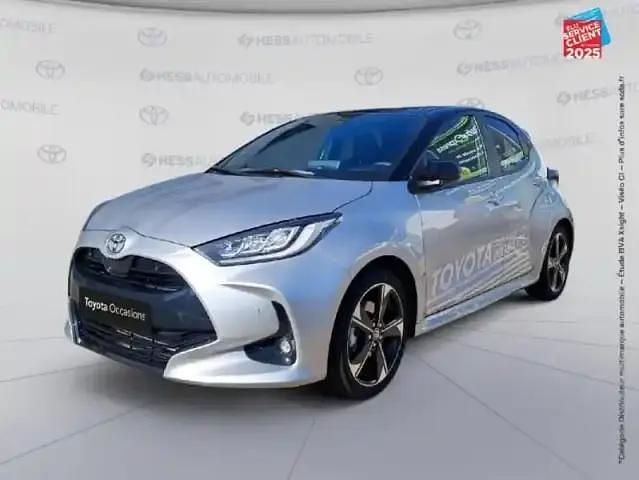 Biton gris minéral / toit noir Utilisé 2025 Toyota Yaris Hybrid Berline | 26 499 € (Prix cher) - Image 1/4