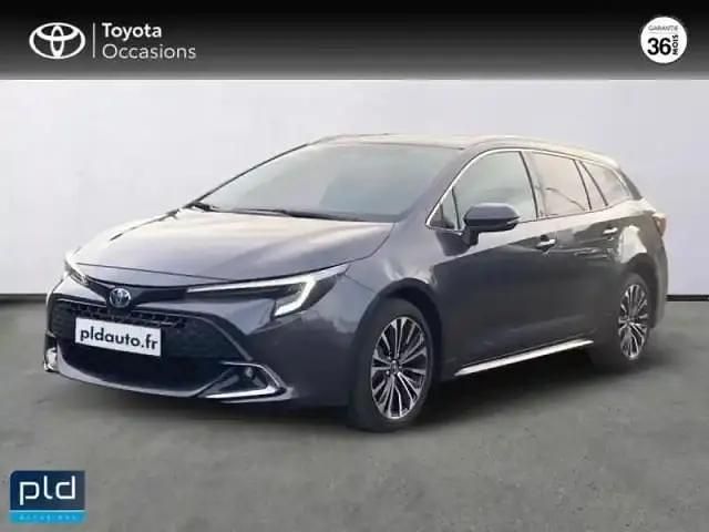 Gris atlas métallisé Utilisé 2024 Toyota Corolla Design Break | 27 990 € (Prix juste) - Image 1/4