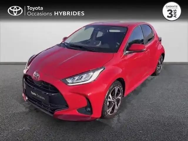 Rouge intense (n) Occasion 2024 Toyota Yaris Hybrid Design Berline | 23 990 € (Prix assez cher) - Image 1/4