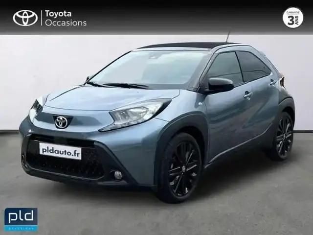 Biton bleu genièvre métal/toit noir Occasion 2024 Toyota Aygo X Design SUV | 16 990 € (Prix juste) - Image 1/4
