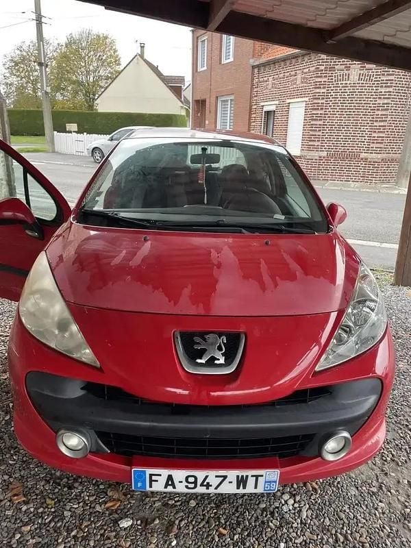 Rouge Occasion 2009 Peugeot 207 Premium Berline | 2 600 € (Bon prix) - Image 1/4