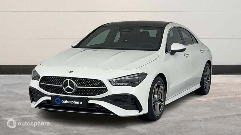 Blanc Utilisé 2024 Mercedes CLA200 AMG line Berline | 40 799 € (Prix assez cher) - Image 1/4