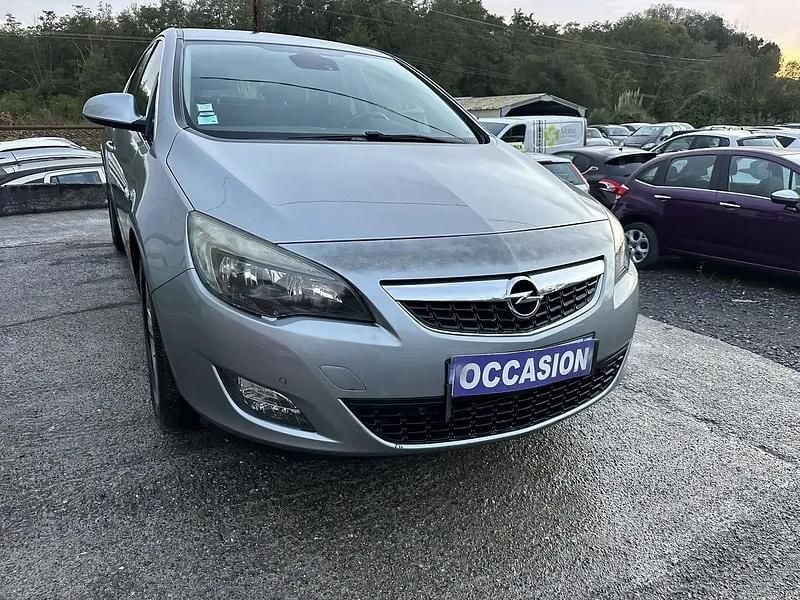 Gris Utilisé 2010 Opel Astra Enjoy Berline | 4 990 € (Prix assez cher) - Image 1/4