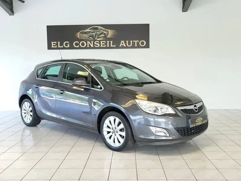 Gris Utilisé 2011 Opel Astra Cosmo Berline | 6 990 € (Prix juste) - Image 1/4