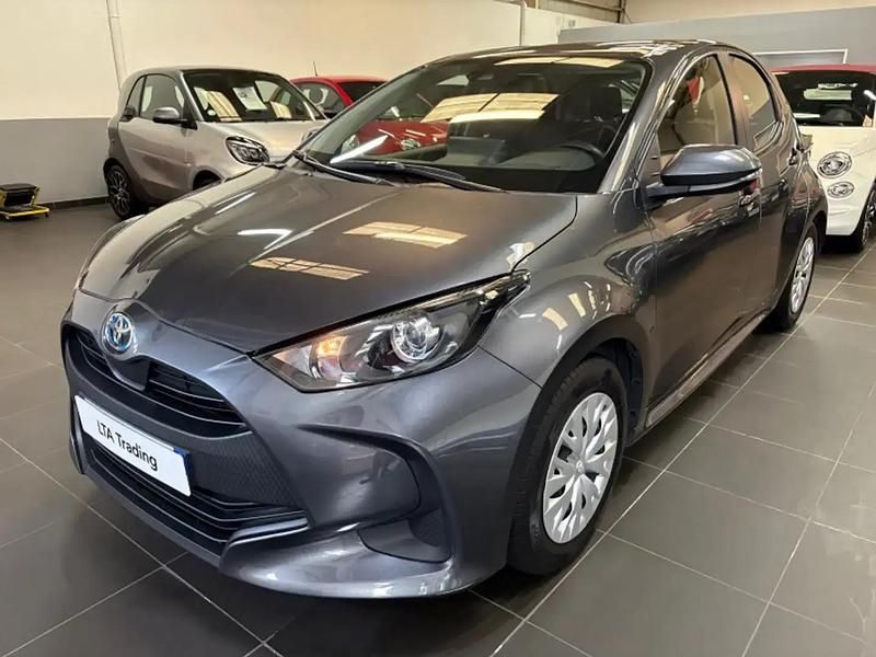 Gris Utilisé 2023 Toyota Yaris Hybrid Berline | 16 990 € (Bon prix) - Image 1/4